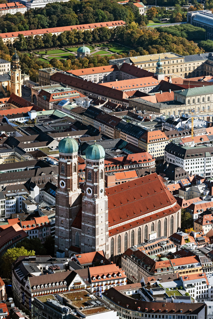 dr__0053994.jpg | MüNCHEN 07.10.2024 Frauenkirche im Altstadt- Zentrum von München im Bundesland Bayern. Der dreischiffige spätgotische Backsteinbau steht neben dem Neuen Rathaus und ist ein bedeutendes Wahrzeichen der Landeshauptstadt. Der Dom zu Unserer Lieben Frau ist auch als Liebfrauendom bekannt. Auf dem Bild sind  Gerüste am Südturm zur Sanierung zu sehen. Weiterführende Informationen bei: SGM-Stahlrohrgerüstbau München GmbH,  Staatliches Bauamt München 1. // Church building of the Frauenkirche in the old town in Munich in the state Bavaria, Germany. Further information at: SGM-Stahlrohrgeruestbau Muenchen GmbH,  Staatliches Bauamt Muenchen 1. Foto: Daniel Reiter