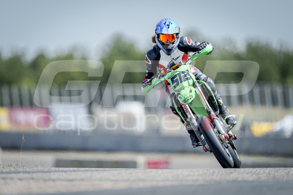 SuperMoto_Staatsmeisterschaft_Fuglau-856 | GRIPcapture steht für authentische Sportfotografie in Österreich – für Momente, die mehr sind als Geschwindigkeit oder Ergebnis. Es geht um Emotion, Spannung, Fokus und den Augenblick, der oft nur einen Wimpernschlag dauert.Ob Motorsport, Teamsport oder 
