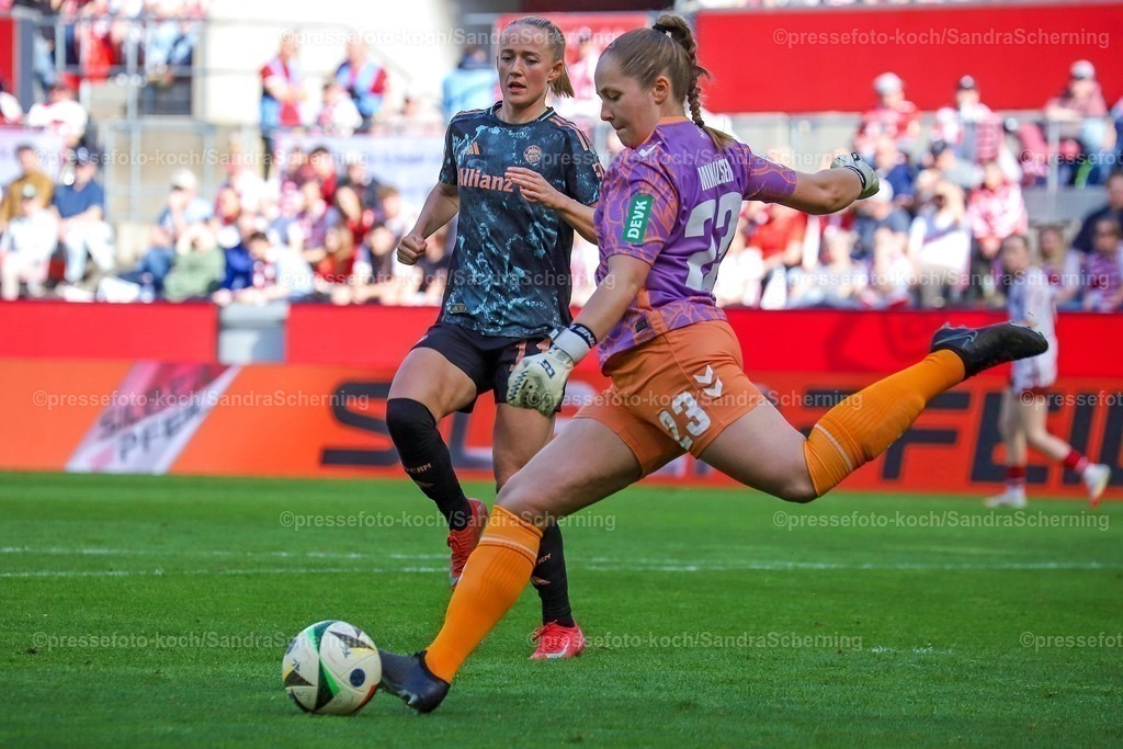 xSSC09032501002 | 09.03.2025, xsscx, Frauen Fußball, 1. FC Köln - FC Bayern München, 1. Fußball Bundesliga, 16. Spieltag, RheinEnergie-STADION, Saison 2024 2025: Aurora Mikalsen (1. FC Köln 23) im Zweikampf gegen xx DFB regulations prohibit any use of photographs as image sequences and or quasi-video.