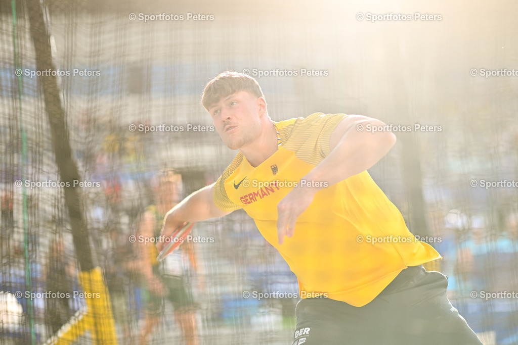 KP1_7791_1 | 21.07.2025, xkaix, Leichtathletik, FISU World University Games 2025 v.l. Steven Richter (Deutschland) in der Qualifikation beim Diskuswurf - Realisiert mit Pictrs.com