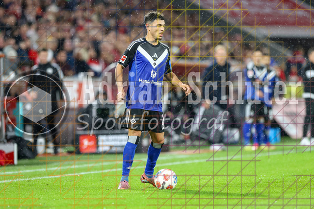 1. FC Köln vs Hamburger SV - 1. Bundesliga  | Köln, Deutschland, 02.11.25:   Wiliam Mikelbrencis (Hamburger SV) in Aktion am Ball, Einzelaktion waehrend des Spiels der Bundesliga zwischen  1. FC Köln vs Hamburger SV in der RheinEnergieStadion(Foto von Brauer-Fotoagentur / Adrian Schlueter)