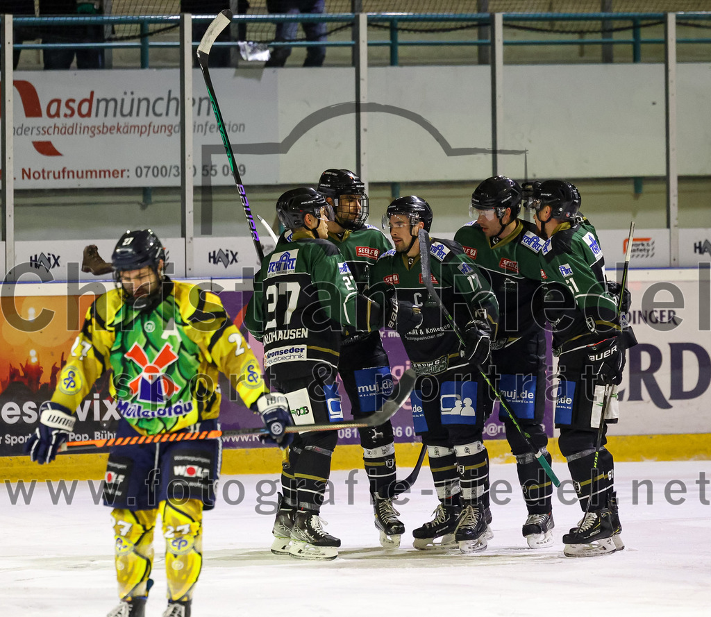 2022-12-16_035_TSV_Erding_gegen_EC_Pfaffenhofen | Erding, Deutschland, 16.12.2022:
Eishockey, Bayernliga 2022 / 2023, 21. Spieltag, TSV Erding gegen EC Pfaffenhofen, Endergebnis: 14:1

Mark Waldhausen (Erding Gladiators, #27), Daniel Krzizok (Erding Gladiators, #18), Philipp Michl (Erding Gladiators, #77), Thomas Plihal (Erding Gladiators, #39), Roni Rukajärvi (Erding Gladiators, #61)

Foto: Christian Riedel / fotografie-riedel.net