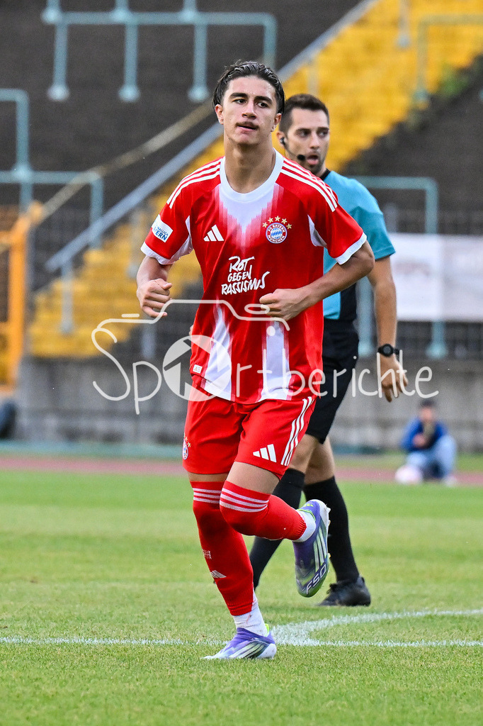 FC Augsburg II - FC Bayern Amateure | Jubel nach dem Treffer zum 1-1 Ausgleich durch Adin LICINA (FC Bayern Muenchen II 7) / Tor / Torschuetze / Freude / Happy / Regionalliga Bayern: FC Augsburg II - FC Bayern Muenchen II, Rosenaustadion am 25.07.2025