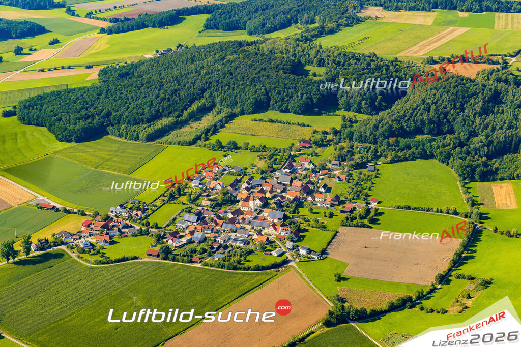 Schrägluftbild  Aue  Thalmässing - Das Luftbild wurde 2025 vom UL-Flugzeug heraus erstellt ( keine Drohne ) - Hochauflösende Luftaufnahme -Nicht vergleichbar mit Google Maps oder Satelittenbilder- Die Geschenkidee !Mit Lizenz und Bildrechte bestellbar