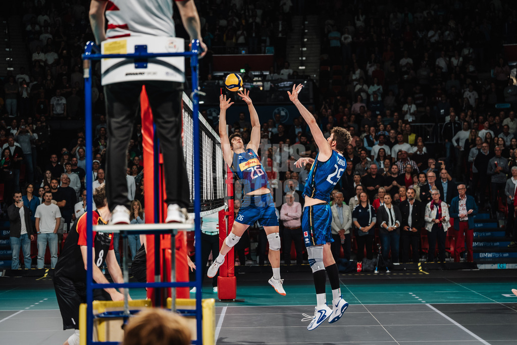 Volleyball | Männer | Testspiel | Deutschland vs. Italien | 26.05.2025 | Zuspiel von Mattia Boninfante (#26, Italien) links auf Giovanni Gargiulo (#25, Italien) rechts