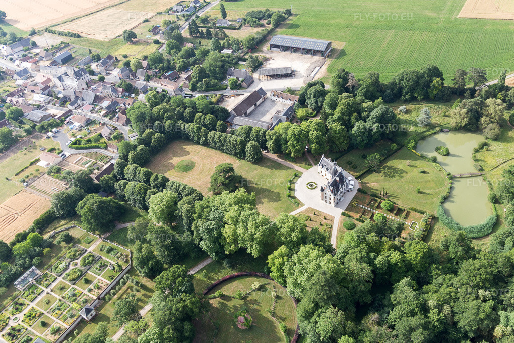 Vue aérienne: Vue de la ville à Saint-Cyr-du-Gault dans le département Loir et Cher, France. Photo: IMG_101179.jpg prise le 24/06/2017 par Werner Riehm/FLY-FOTO.euRésolution de l'original: 4483 x 2989 px