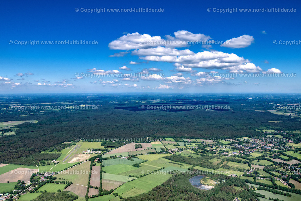 Hartenholm_ELS_7925030622 | HARTENHOLM 03.06.2022 Ortsansicht der Straßen und Häuser der Wohngebiete in Hartenholm im Bundesland Schleswig-Holstein, Deutschland. // Town View of the streets and houses of the residential areas in Hartenholm in the state Schleswig-Holstein, Germany. Foto: Martin Elsen