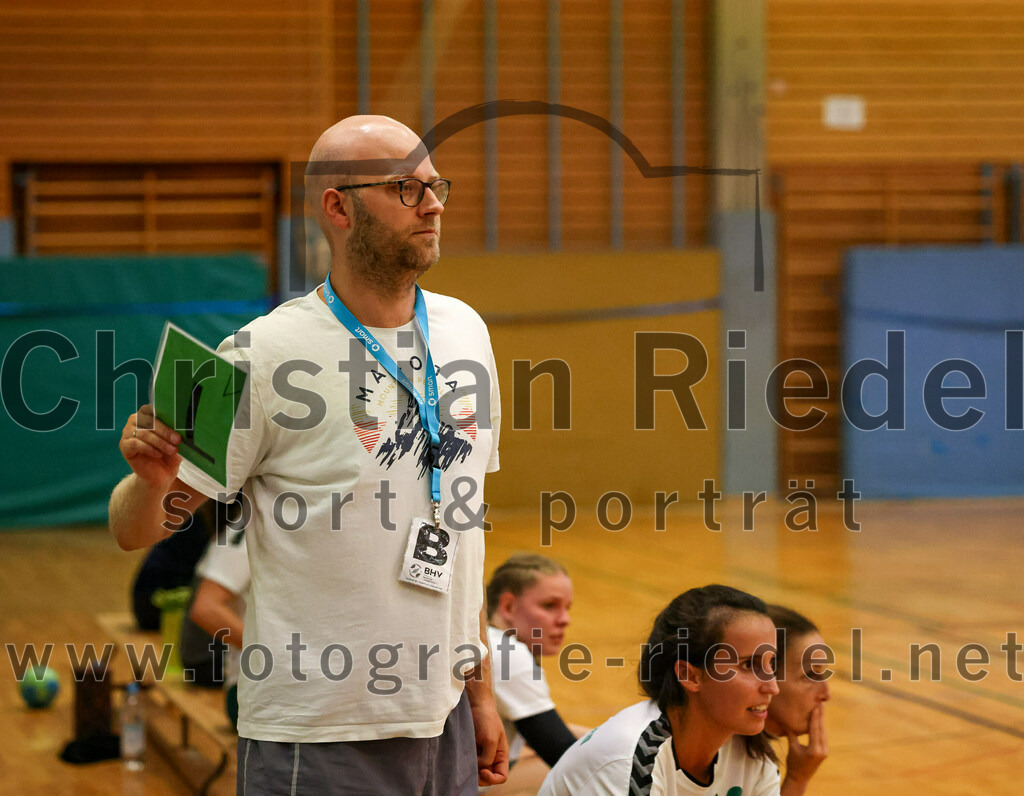 2023-09-16_087_TSV_Vaterstetten_gegen_SV_Muenchen_Laim | Baldham, Deutschland, 16.09.2023:
Handball, Bayernliga Frauen Staffel Süd 2023 / 2024, 1. Spieltag, TSV Vaterstetten gegen SV München Laim, Endergebnis: 23:34

Trainer Tobias Graf (TSV Vaterstetten)

Foto: Christian Riedel / fotografie-riedel.net