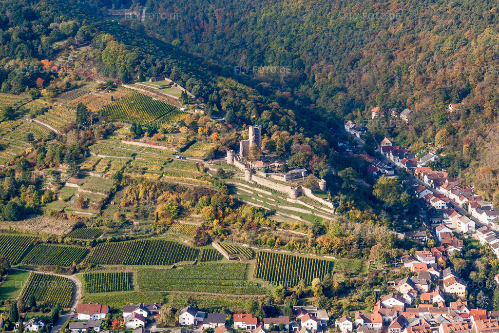 Luftbild: Ruine und Mauerreste der ehemaligen Burganlage Wachtenburg (Ruine 