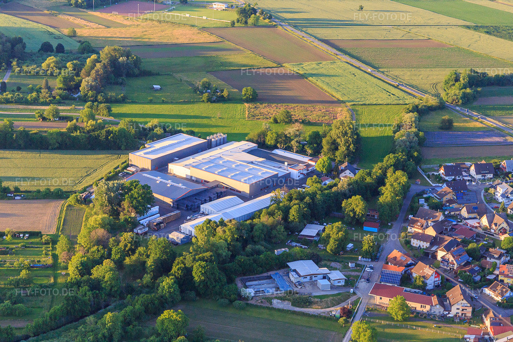Luftbild: Brüderle Kunststofftechnik GmbH im Ortsteil Niederhausen in Rheinhausen im Bundesland Baden-Württemberg in Deutschland. Foto: IMG_147961.jpg vom 30.05.2025 durch Werner Riehm/FLY-FOTO.deKUNSTSTOFF-BRUEDERLE.COM