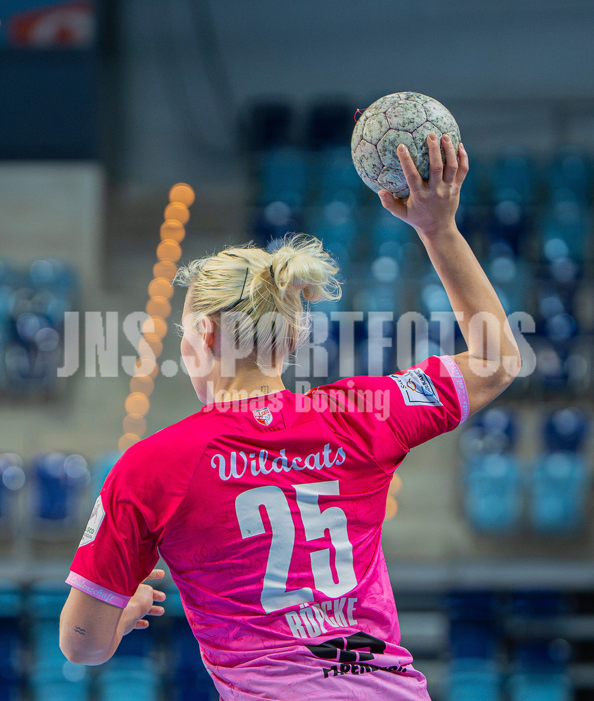 Handball I Frauen I Saison 2025-2026 I 1. HBF I 15. Spieltag I VFL Oldenburg - SV Union Halle-Neustadt 0076 | Lilli Röpcke (25, SV Union Halle-Neustadt) - Realisiert mit Pictrs.com