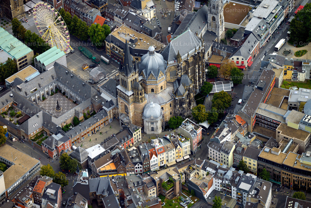 3293517 | Aachener Dom, auch Hoher Dom zu Aachen, Aachener Münster oder Aachener Marienkirche, ist die Bischofskirche des Bistums Aachen und das bedeutendste Wahrzeichen der Stadt Aachen