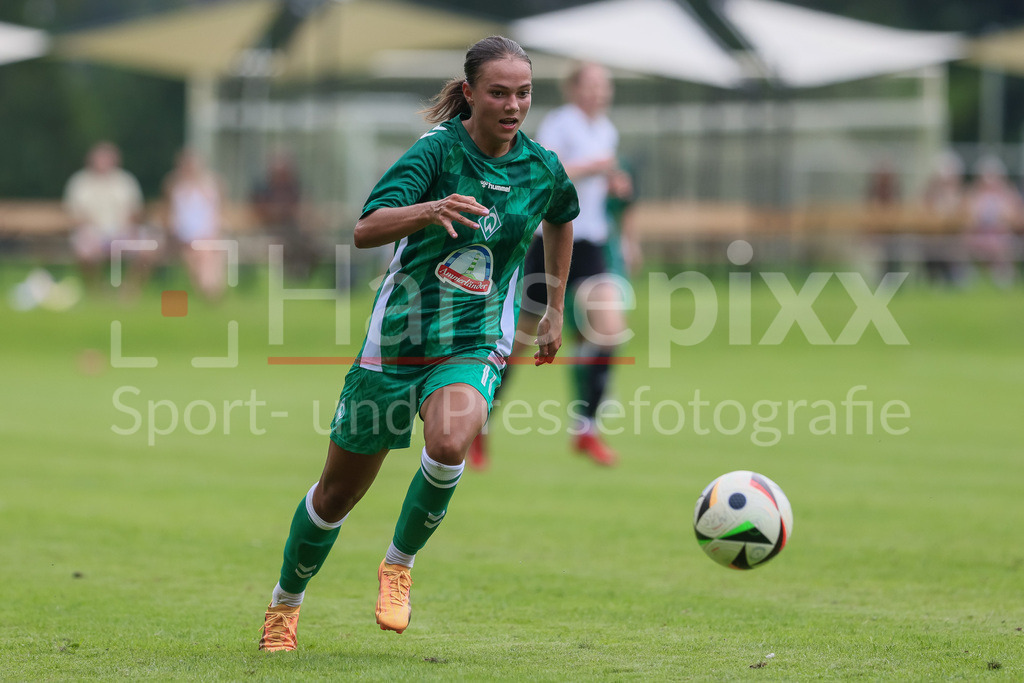 Fussball, Testspiel Frauen, SV Henstedt-Ulzburg - SV Werder Bremen | v.li.: Maja Sternad (SV Werder Bremen, 11) am Ball, Einzelbild, Ganzkörper, Aktion, Action, Spielszene