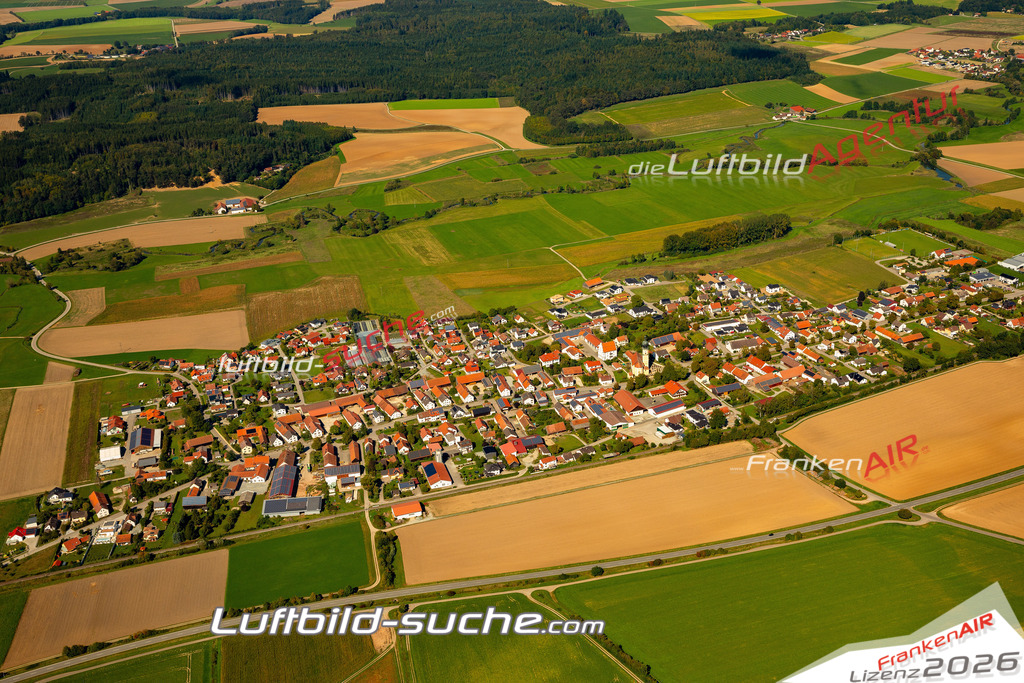 Das Luftbild zeigt : Sallach Geiselhöring - Die Luftaufnahme wurde 2023 vom UL-Flugzeug aus erstellt ( keine Drohne ) - Hochauflösende Luftaufnahme - Für grossformatige Ausdrucke geeignet. Die Geschenkidee !Mit Lizenz und Bildrechte bestellbar