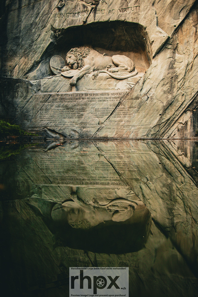 Löwendenkmal Luzern mit Spiegelung | Fels. Stille. Erinnerung. Der in den Sandstein gemeisselte Löwe strahlt eine tiefe, bewegende Ruhe aus. Das Spiegelbild im Wasser unterstreicht die Erhabenheit dieses historischen Denkmals in Luzern und verdoppelt seine visuelle Kraft. Wähle unter "Produktauswahl" dein Wunschformat: Vom klassischen Wandbild über Puzzle &amp; Tassen bis zum digitalen Download (z.B. als Handy-Hintergrund). - Realisiert mit Pictrs.com