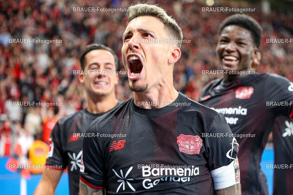 Bayer 04 Leverkusen vs Eintracht Frankfurt - Bundesliga  | Leverkusen, Deutschland, 12.09.25:   Alejandro Grimaldo (Bayer 04 Leverkusen) Torjubel, jubelt nach seinem Treffer zum 3:1 waehrend des Spiels der Bundesliga zwischen  Bayer 04 Leverkusen vs Eintracht Frankfurt in der BayArena(Foto von Brauer-Fotoagentur / Adrian Schlueter)