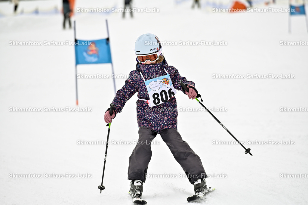 SRF_20.02.2026_0986 | Skirennfotos,Serfaus,Fiss,Ladis,Kinderskirennen,Winter,Tirol,Oberland,skirace,SFL,feelfree,weil wir's genießen,ski,Ski,skifahren,Sonnenplateau, - Realisiert mit Pictrs.com