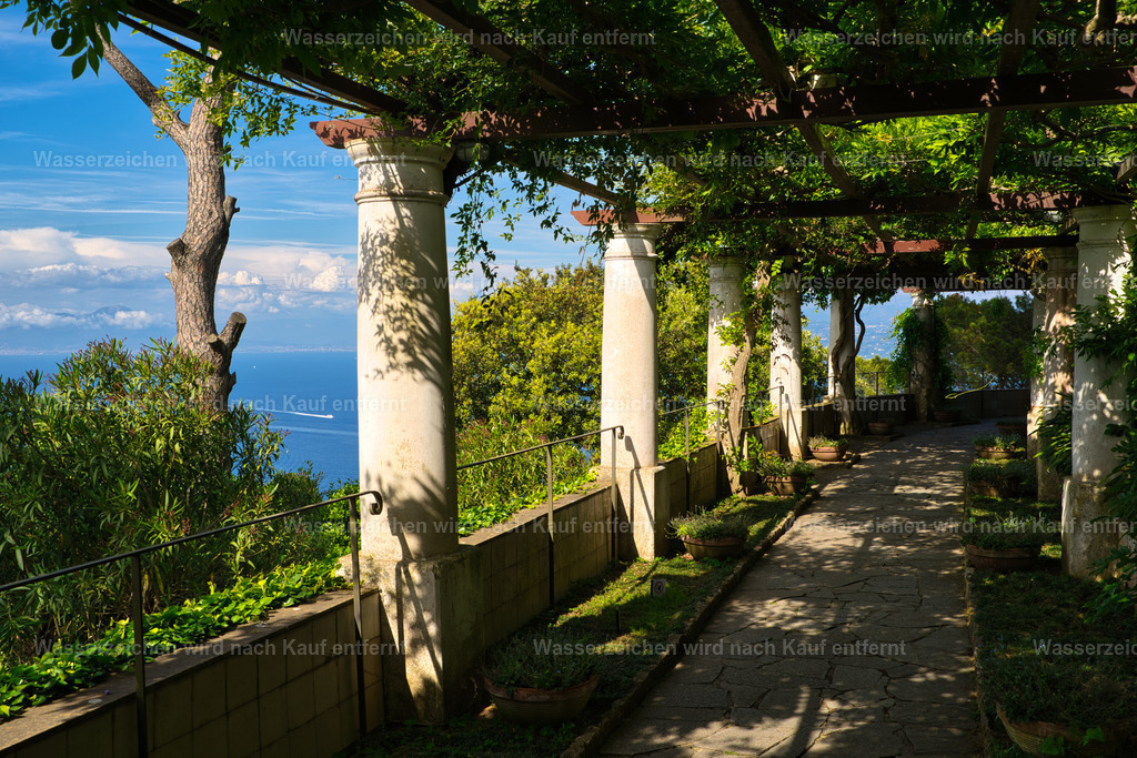 Capri - Villa San Michele, Pergola,  Belvedere | Capri ist eine traumhafte Insel im Golf von Neapel, bekannt für türkisblaues Meer, beeindruckende Felsklippen, mediterrane Landschaften und die berühmten Faraglioni. - Realisiert mit Pictrs.com