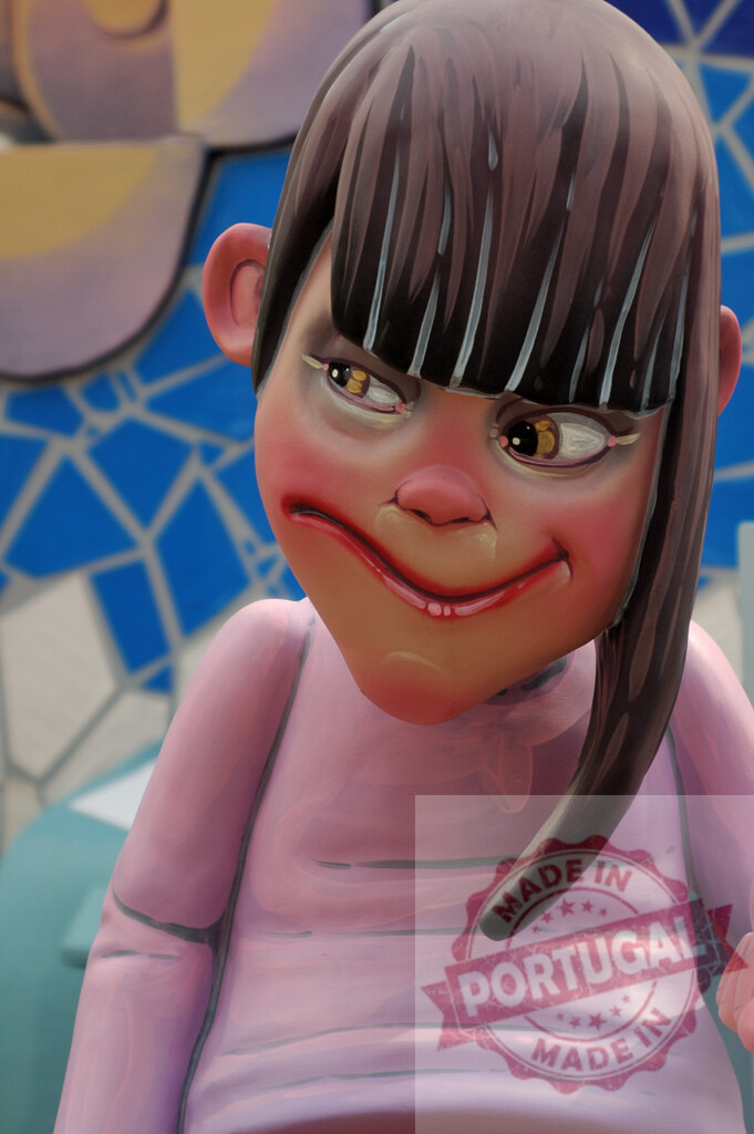 Caricature of girl smiling from Las Fallas festival. Fallas Fiestas Communidad Valenciana | Smiling girl caricature with bangs and pink shirt from Las Fallas festival - Realisiert mit Pictrs.com