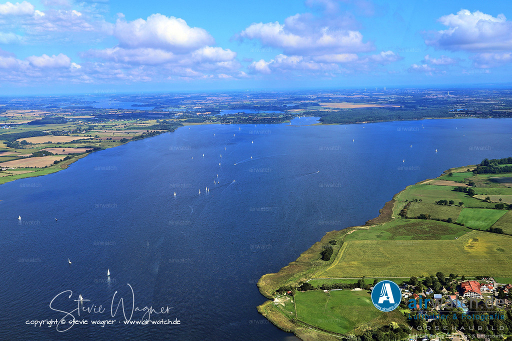 Luftbild Ostseefjord Schlei, - ein Meeresarm zur Ostsee | Die Schlei ist ein 42 Kilometer langer Meeresarm der Ostsee in Schleswig-Holstein, der die Landschaften Angeln und Schwansen trennt. Sie erstreckt sich von Schleimünde im Osten bis nach Schleswig im Westen und ist ein Produkt der Weichsel-Eiszeit, entstanden durch subglaziale glazifluviale Erosion durch Schmelzwasser, was sie zu einer glazialen Rinne macht.