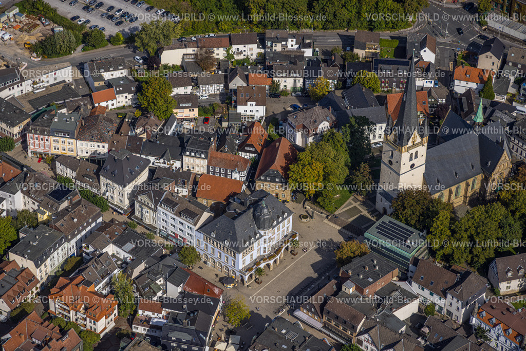 Menden230905593 | Luftbild, Stadtmitte mit kath. Kirche St. Vincenz und Dorte-Hilleke-Bücherei Menden - Stadtbücherei, Marktplatz und Kirchplatz, Menden, Menden, Sauerland, Nordrhein-Westfalen, Deutschland