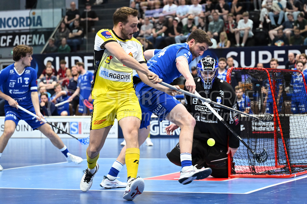 Zug United - HC Rychenberg - 25. April 2026 | Manuel Maurer (#11 HC Rychenberg Winterthur) gegen Raphael Neidhart (#14 Zug United) vor dem Tor von Nils Schälin (#62 Zug United) am L-UPL Superfinal-Spiel zwischen Zug United und HC Rychenberg am 25. April 2026 in der BCF Arena, Fribourg, Schweiz.Bild: Sportfotografie Markus Aeschimann | www.markus-aeschimann.ch - Realisiert mit Pictrs.com