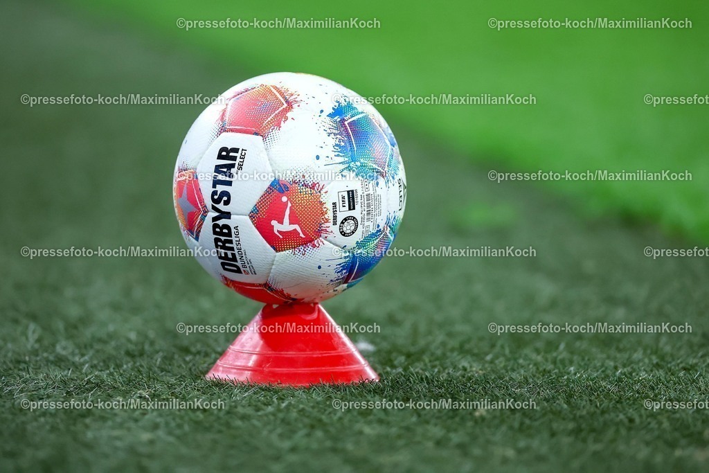 S0413092501154 | 13.09.2025, Fußball, FC Schalke 04 - Holstein Kiel, 5.Spieltag, 2. Fußball Bundesliga, Veltins-Arena Gelsenkirchen, Saison 2025 2026: Ein Spielball liegt am Spielfeldrand auf einem Hütchen DFB regulations prohibit any use of photographs as image sequences and or quasi-video.