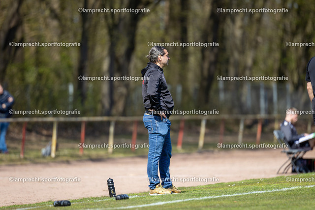 Fußball I Junioren I Saison 2025-2026 I DFB-Nachwuchsliga I 8. Spieltag I JFV Lübeck - 1. FC Magdeburg 112 | Berkan Algan (Trainer, JFV Lübeck) - Realisiert mit Pictrs.com
