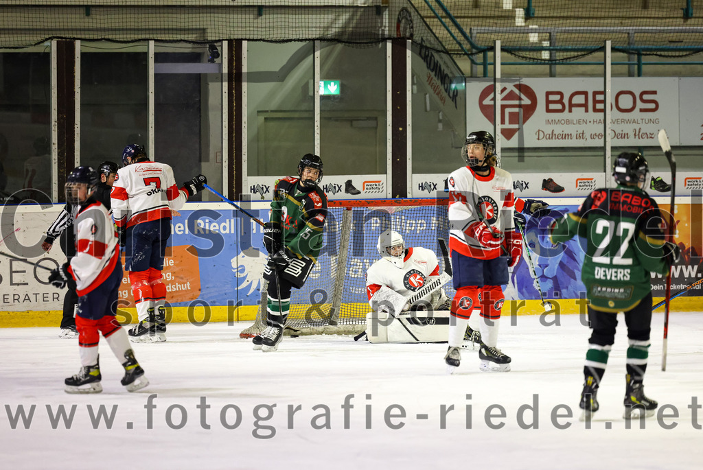2022-12-04_101_TSV_Erding_gegen_EHC_Klostersee | Erding, Deutschland, 04.12.2022:
Eishockey, Bayernliga U17 2022 / 2023, 11. Spieltag, TSV Erding gegen EHC Klostersee, Endergebnis: 3:5

Benno Golanski (EHC Klostersee, #7), Adam Balaban (Erding Gladiators, #15), Torwart Robin Merwald (EHC Klostersee, #1), Jakob Devers (Erding Gladiators, #22)

Foto: Christian Riedel / fotografie-riedel.net
