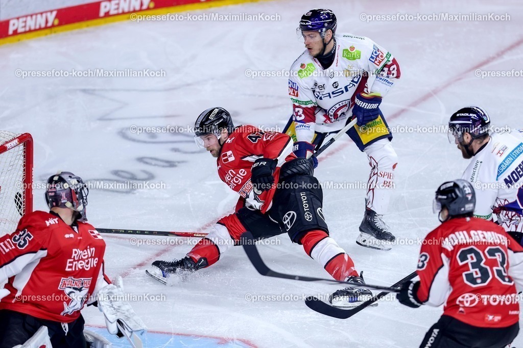 KEC23042501060 | 23.04.2025, Eishockey, DEL Finale Play-offs, Kölner Haie - Eisbären Berlin, Finale Spiel 3, Lanxess-Arena Köln: Veli-Matti Vittasmäki (Kölner Haie #47) im Zweikampf gegen Leo Pföderl (Eisbaeren Berlin #93) 