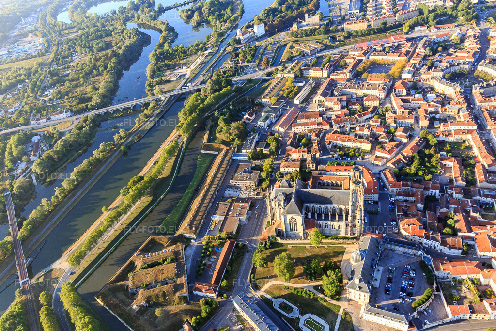 Vue aérienne: Centre historique de la ville, de l'autre côté de la Moselle au nord, avec la cathédrale Saint-Étienne et le Bastion 45. à le quartier Croix de Metz Croix d'Argent in Toul dans le département Meurthe et Moselle, France – .Photo: IMG_118117.jpg prise le 15/09/2019 par Werner Riehm/FLY-FOTO.eu – Résolution de l'original: 4741 x 3161 px – www.toul.fr – MUSEEDUPATRIMOINE.FR