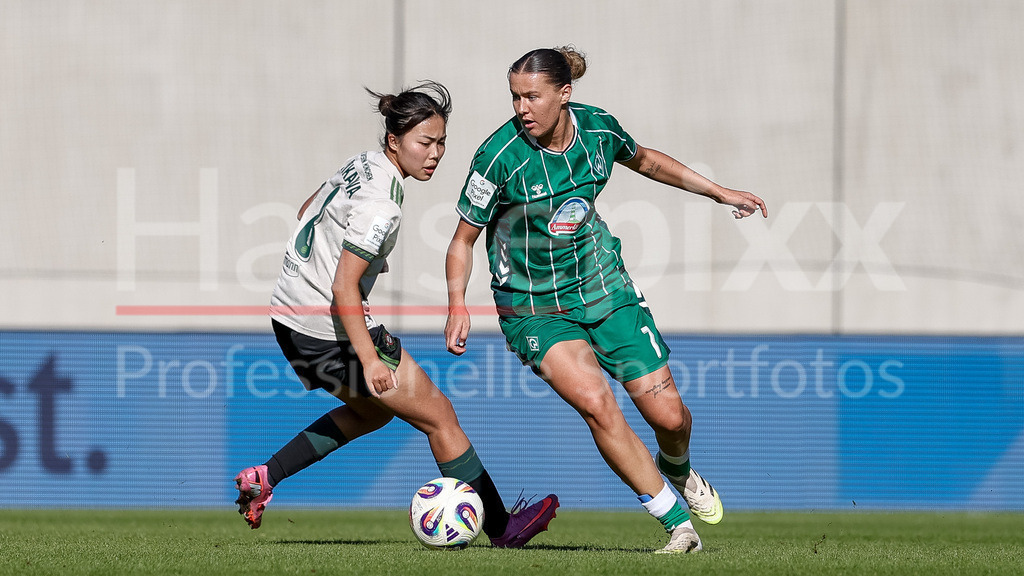 Fussball, Google Pixel Frauen-Bundesliga, FC Bayern München - SV Werder Bremen | v.li.: Momoko Tanikawa (FC Bayern München, 18) und Larissa Mühlhaus (SV Werder Bremen, 7) im Zweikampf, Duell, Dynamik, Aktion, Action, Spielszene, DIE DFB-RICHTLINIEN UNTERSAGEN JEGLICHE NUTZUNG VON FOTOS ALS SEQUENZBILDER UND/ODER VIDEOÄHNLICHE FOTOSTRECKEN. DFB REGULATIONS PROHIBIT ANY USE OF PHOTOGRAPHS AS IMAGE SEQUENCES AND/OR QUASI-VIDEO.