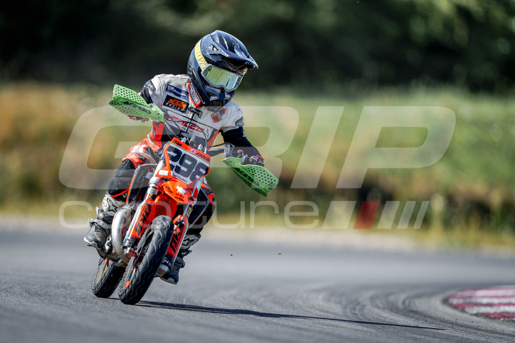 SuperMoto_Staatsmeisterschaft_Fuglau-487 | GRIPcapture steht für authentische Sportfotografie in Österreich – für Momente, die mehr sind als Geschwindigkeit oder Ergebnis. Es geht um Emotion, Spannung, Fokus und den Augenblick, der oft nur einen Wimpernschlag dauert.Ob Motorsport, Teamsport oder 