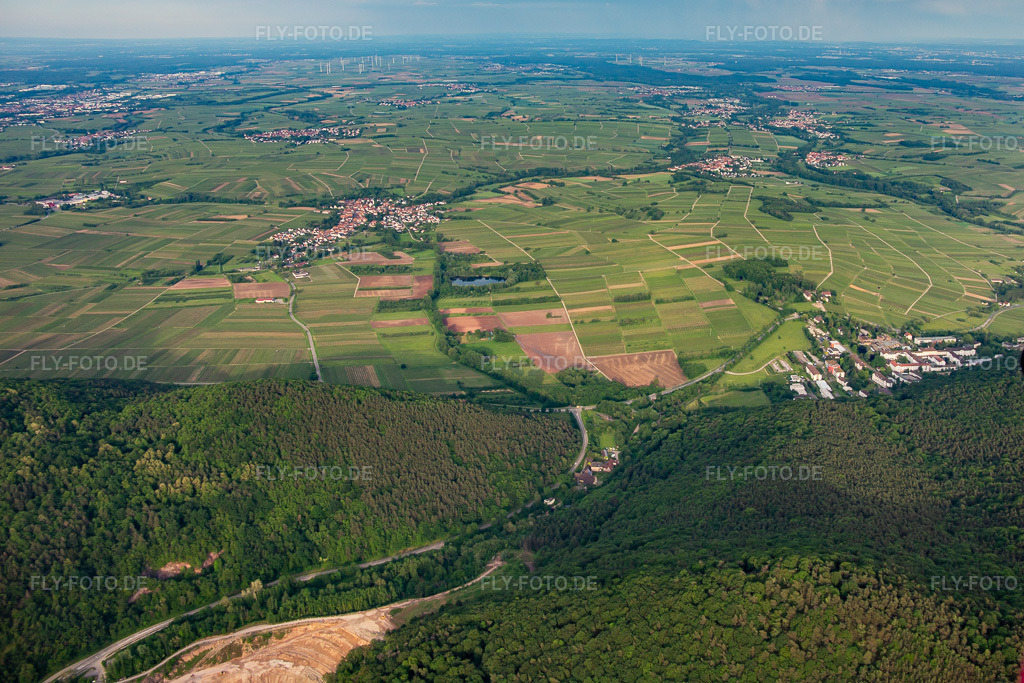 Luftbild: Ortsansicht von Westen in Göcklingen im Bundesland Rheinland-Pfalz in Deutschland. Foto: IMG_140756.jpg vom 20.05.2024 durch Werner Riehm/FLY-FOTO.de