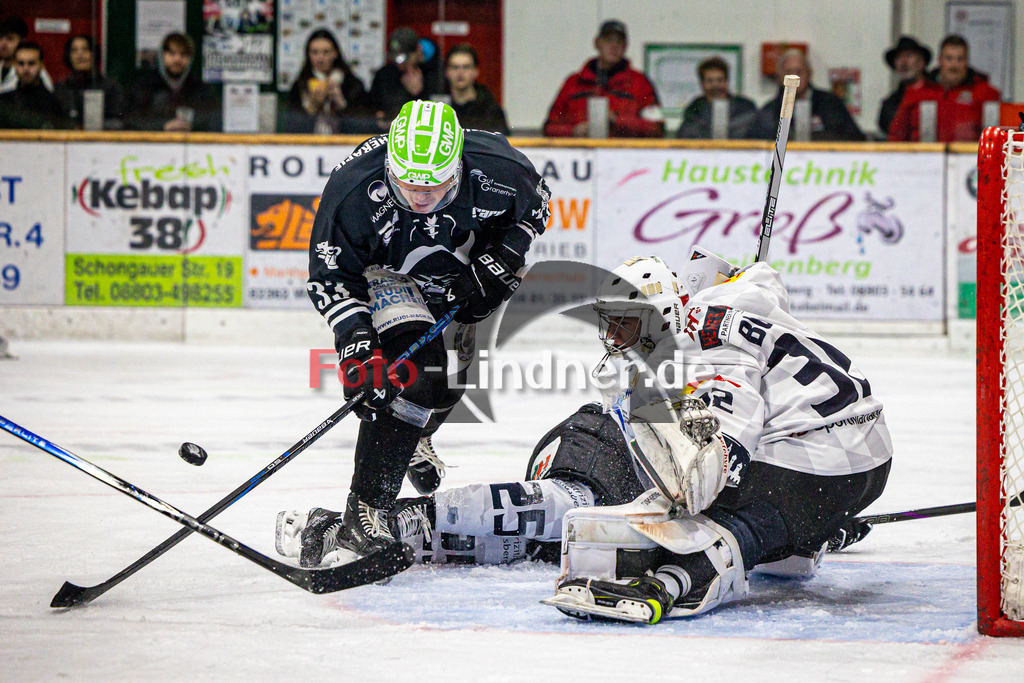 TSV Peißenberg MINERS gegen HC Landsberg RIVERKINGS | Eishockey Bayernliga Herren Vorrunde 2024/25, TSV Peißenberg MINERS gegen HC Landsberg RIVERKINGS, 20241108,Torchance Julian REISS (MINERS 33),2024-11-08 in Peißenberg (Eisstadion Peißenberg)Julian REISS (MINERS 33, Moritz BORST (HCL Goali 32)Copyright: WolfgangxLindner foto-lindner.de