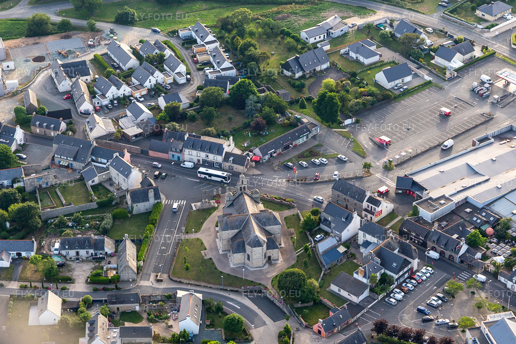 Vue aérienne: Église Sainte-Thumette à Plomeur dans le département Finistère, France. Photo: IMG_132526.jpg prise le 17/06/2022 par Werner Riehm/FLY-FOTO.eu – Résolution de l'original: 4467 x 2978 px