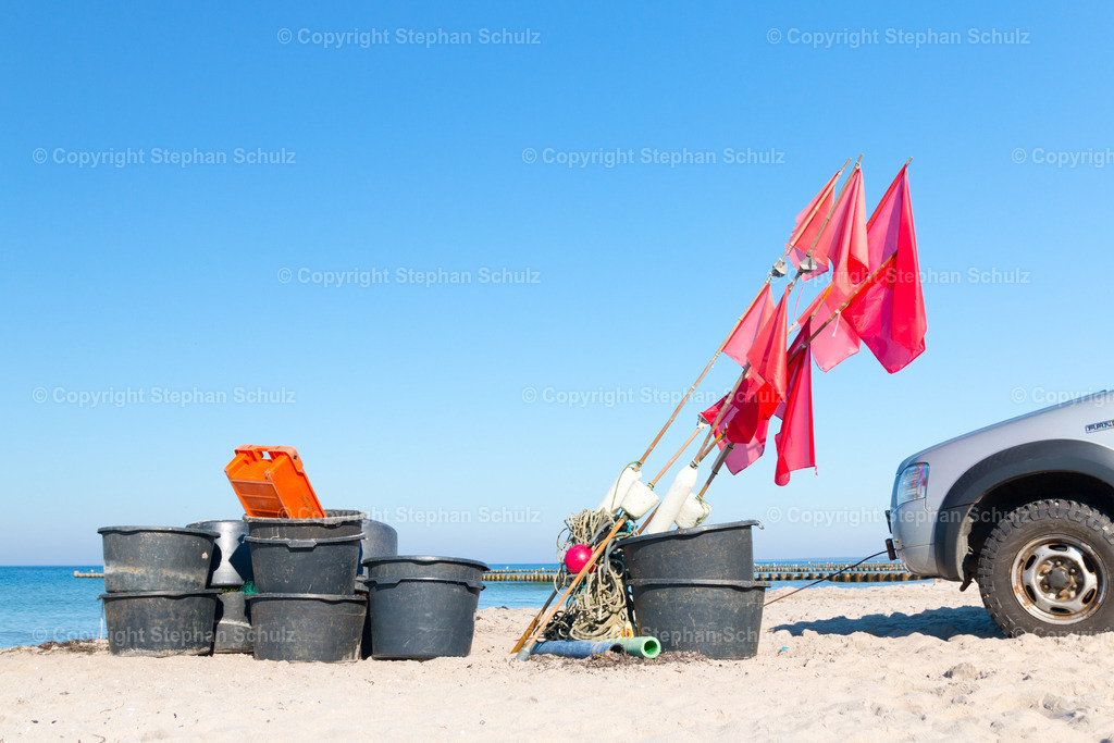Equipment of a fisherman on the beach of the Baltic Sea.  | Equipment of a fisherman on the beach of the Baltic Sea. - Realisiert mit Pictrs.com