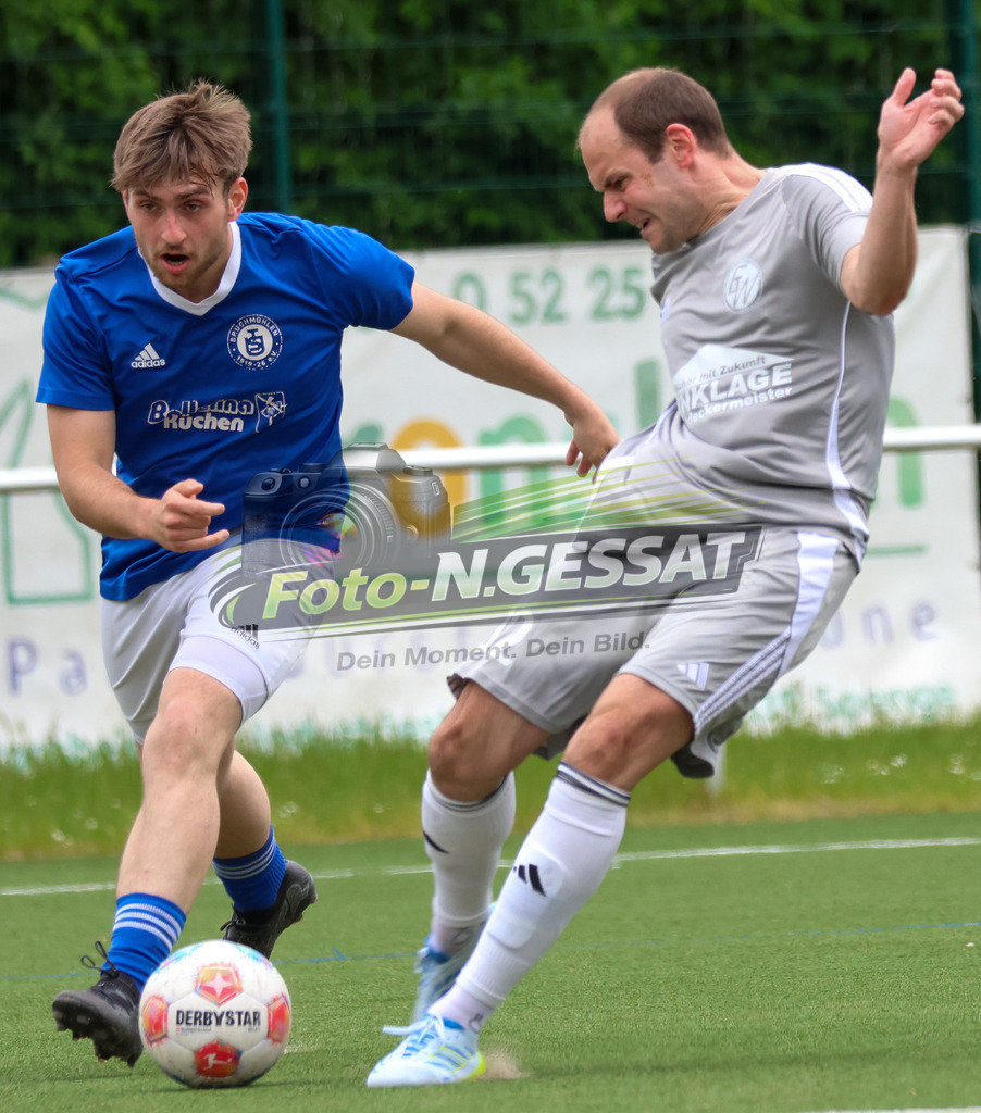 SV Enger-Westerenger - TuS Bruchmühlen | Auf dem Bild zu sehen: grau SV Enger-Westerenger: Tim Rogalski ; blau TuS Bruchmühlen: Deniz Ali Parlak SV Enger-Westerenger, TuS Bruchmühlen, Saison 25/26, Kreisliga A, Enger, Deutschland - Realisiert mit Pictrs.com