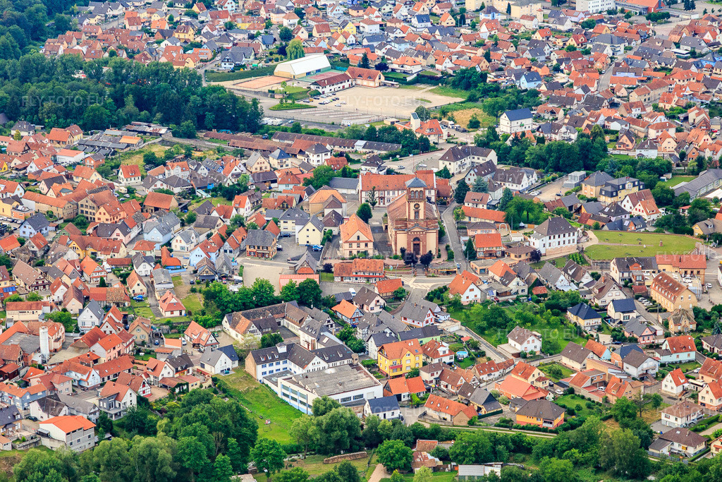 Vue aérienne: Centre-ville vu du sud à Soufflenheim dans le département Bas Rhin, France – .Photo: IMG_107887.jpg prise le 14/06/2018 par Werner Riehm/FLY-FOTO.eu – Résolution de l'original: 5472 x 3648 px
