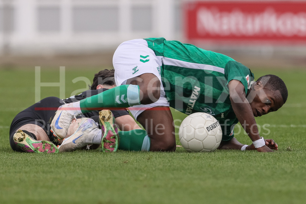 Fussball, Regionalliga Nord, SV Werder Bremen II - SV Todesfelde | v.li: Yasin Varol (SV Todesfelde, 19) und Abdenego Nankishi (SV Werder Bremen II, 33) im Zweikampf, Duell, Dynamik, Aktion, Action, Spielszene