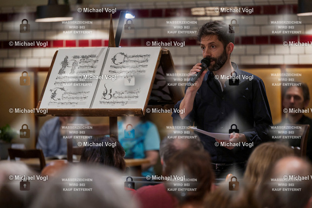 TAM25_K.12__Michael-Vogl_021_8087 | Tage Alter Musik Regensburg K.12 Nachtkonzert Brauhaus am Schloss Cappella Pratensis (Niederlande) Tim Braithwaite, Superius, Leitung Peter de Laurentiis, Tenor, Co-Leitung Sollazzo Ensemble (Frankreich) The Feast of the Swan Das Schwanenfest der Mariengilde von ’s-Hertogenbosch Anna Danilevskaia Vihuela de Arco, Leitung Foto: Michael Vogl