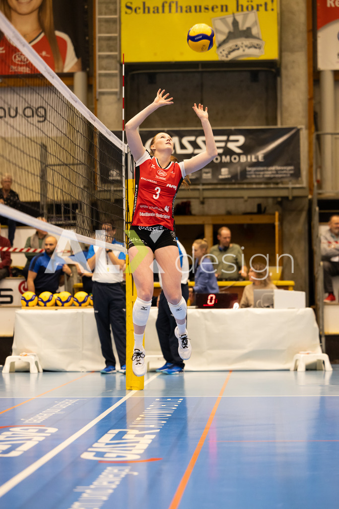 Volleyball I Frauen I Saison 2025-2026 I CEV Volleyball Challenge Cup 2026 | Women I 16th Finals I VC Kanti Schaffhausen - TJ Ostrava I 03.12.2025 | VC Kanti Schaffhausen - 3 Sydney Cole (USA) – Pass / Zuspiel - Realisiert mit Pictrs.com