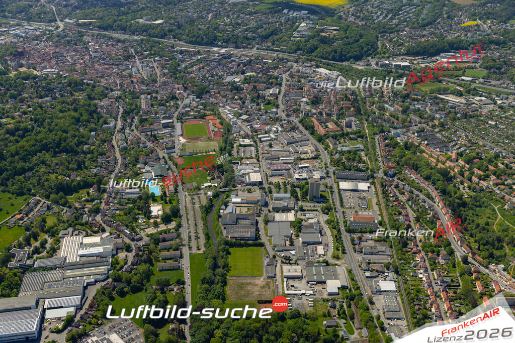 Das Luftbild der Stadt Coburg wurde 2022 vom Flugzeug heraus erstellt (keine Drohnen-Aufnahmen) Aufnahmehöhe ca.450 Meter- hohe Bildauflösung und Druck-Qualität. Garantiert!