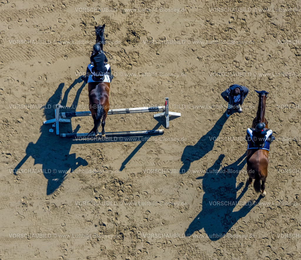 Kamen230406082 | Luftbild, Reitverein Kamen, Reitschule Astrid Kley, Springreiten, Hindernis Parcours, Schattenwurf, Kamen, Ruhrgebiet, Nordrhein-Westfalen, Deutschland