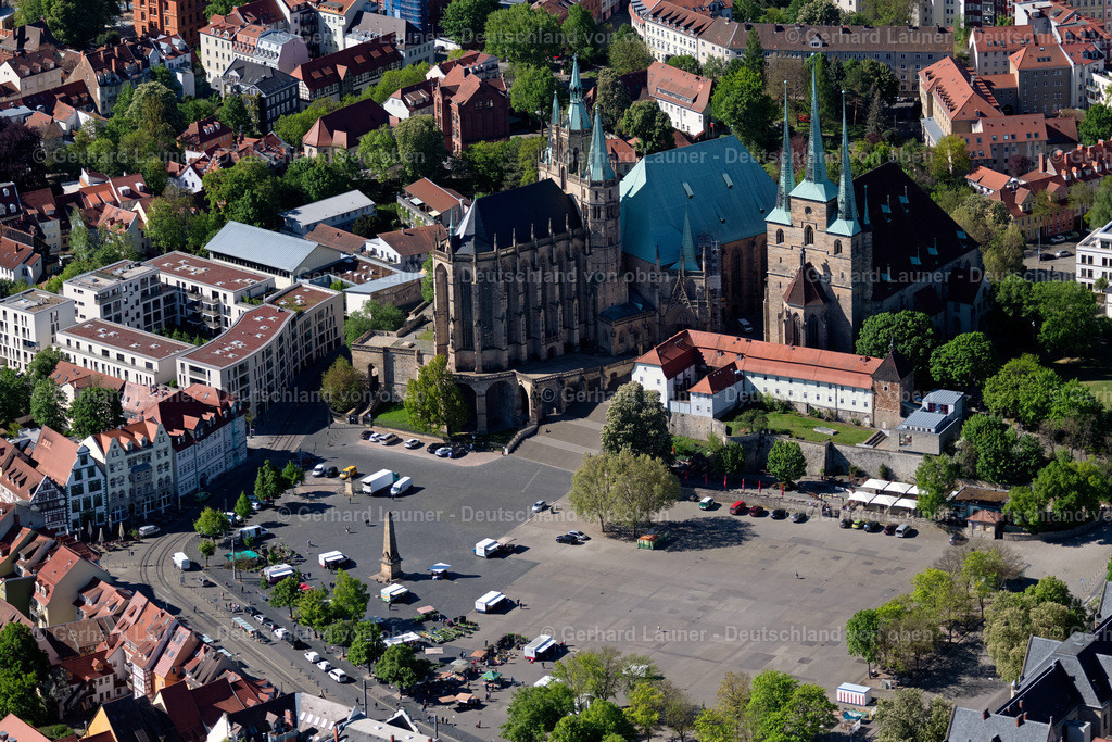 4026346 | ERFURT 07.05.2020 Platz- Ensemble Domplatz mit dem Erfurter Dom im Innenstadt- Zentrum im Ortsteil Altstadt in Erfurt im Bundesland Thüringen. Weiterführende Informationen bei: Landeshauptstadt Erfurt,  SWE Stadtwerke Erfurt GmbH. // place Ensemble cathedral place with the Erfurt cathedral in the city centre centre in the district Altstadt in Erfurt in the federal state Thuringia. Further information at: Landeshauptstadt Erfurt,  SWE Stadtwerke Erfurt GmbH. Foto: Gerhard Launer
