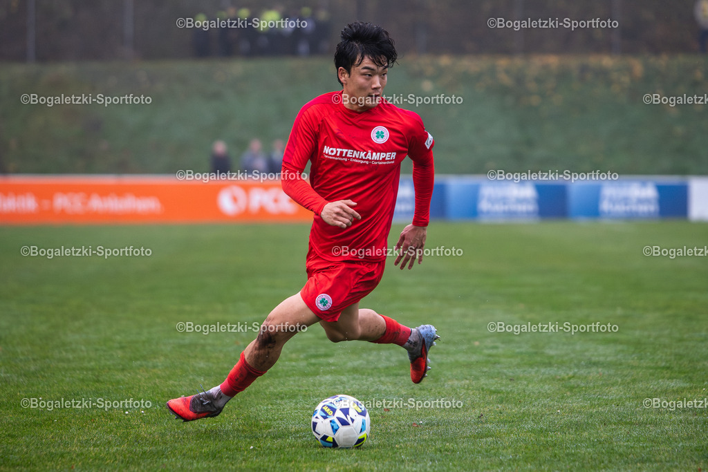 Seok-Ju Hong  | 15.11.2025, Fussball, Niederrheinpokal, VfB Homberg - Rot-Weiß Oberhausen: Seok-Ju Hong (Rot-Weiß Oberhausen #18) am Ball - Realisiert mit Pictrs.com