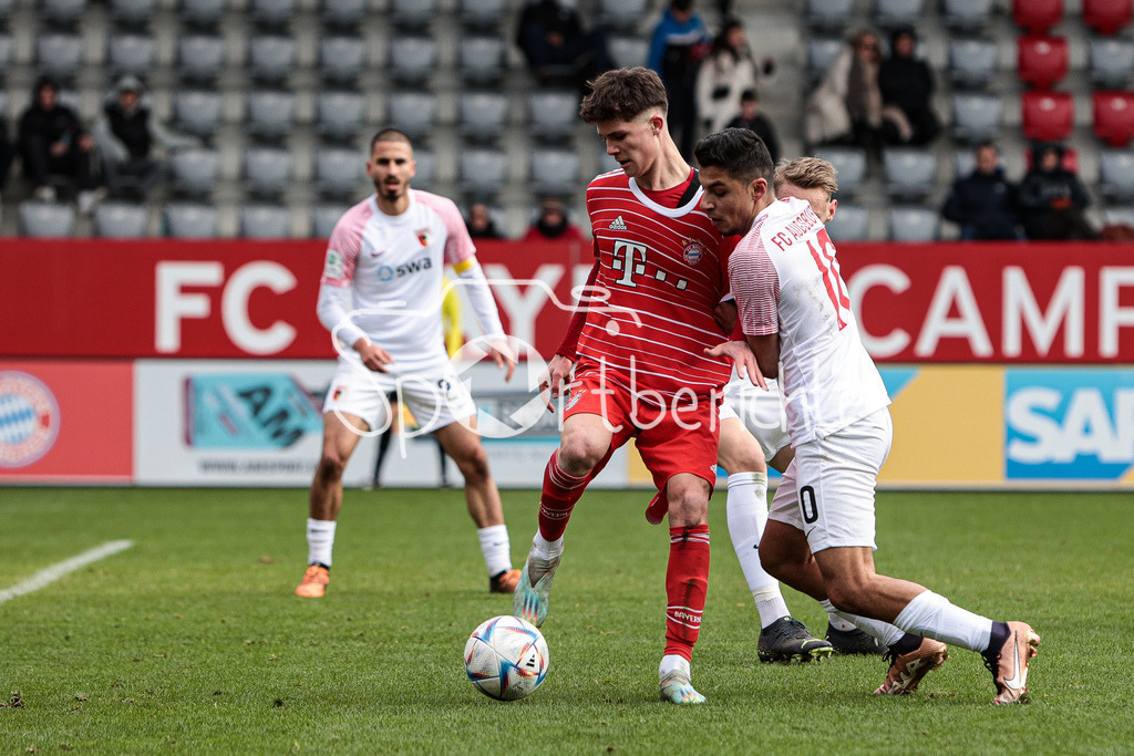 FC Bayern Muenchen U19 - FC Augsburg U19 | Luca KLANAC (FCB #9) im Duell mit Davide Dell ERBA (FCA #10)