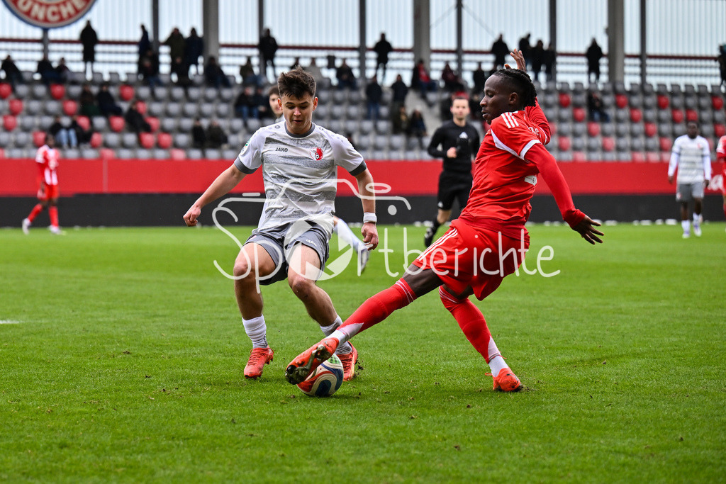 FC Bayern München - Berliner Athletik Klub | MUNICH, GERMANY - 21. FEBRUARY: im Duell Andrii PROKAZIUK (Berliner AK U19 14) und Richard AJAYI (FC Bayern München U19 3) während dem Spiel zwischen der U19 des FC Bayern München und der U19 des Berliner Athletik Klubs am 3. Spieltag der DFB-U19 Nachwuchsliga am FC Bayern Campus