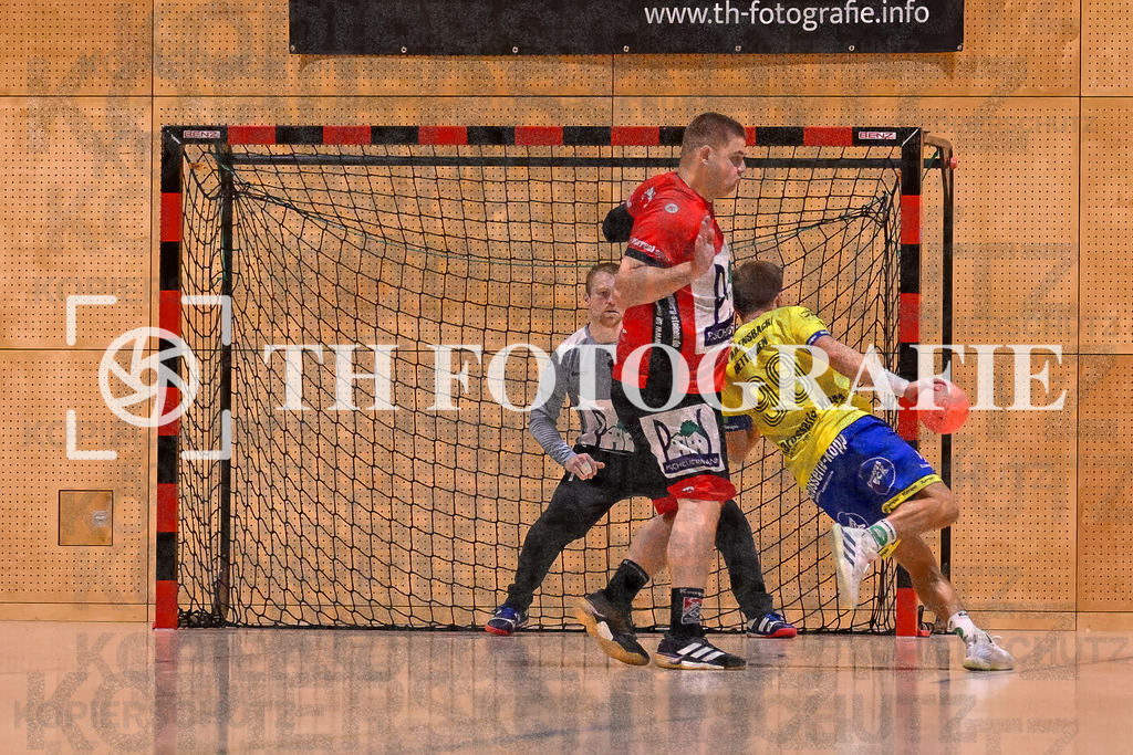 GER, SG Maulburg/Steinen - SG Allensbach/Dettingen, Handball, Landesliga Suedbaden, 2. Spieltag, Saison 2024/2025, 28.09.2024 | Elias Mueller (SG Allensbach/Dettingen-Wallhausen, #99) am Kreis und vor Rubens Freuschle (SG Maulburg/Steinen, #01). Im Bild Tim Lindner (SG Maulburg/Steinen, #09)GER, SG Maulburg/Steinen - SG Allensbach/Dettingen, Handball, Landesliga Suedbaden, 2. Spieltag, Saison 2024/2025, 28.09.2024Foto: TH Fotografie/Thomas Hess