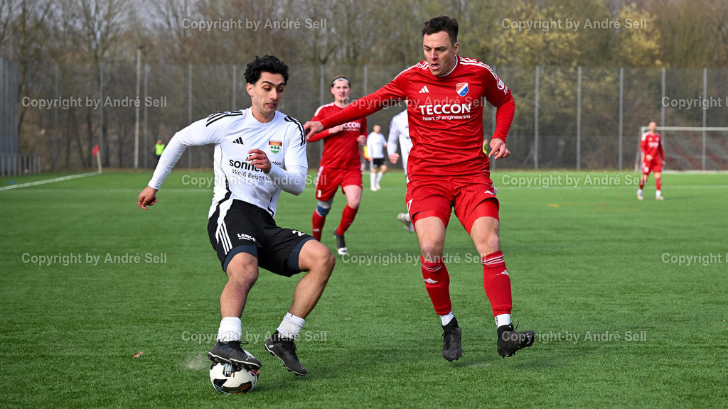 TSV Kronshagen vs. SpVg. Eidertal Molfsee | Yunus Boz (TSVK #25) vs Ken-Marvin Smit (Molfsee #17) / Fußball-Landesliga Schleswig Männer 2025/2026 / TSV Kronshagen vs. SpVg. Eidertal Molfsee / Kunstrasenplatz (Platz 5) / Kronshagen / 21.03.26 - Realisiert mit Pictrs.com